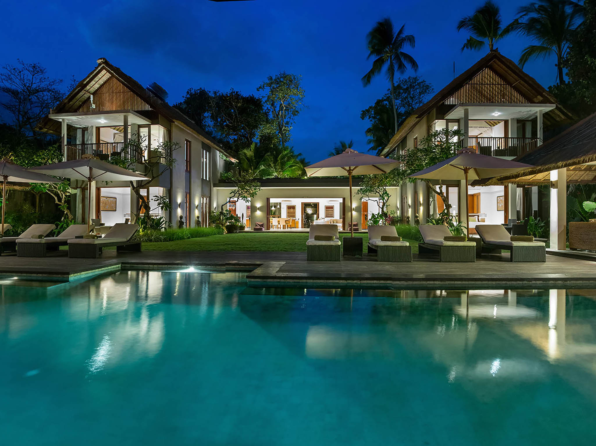 Seseh Beach Villa I - The villa at night - Seseh Beach Villa I, Seseh-Tanah Lot, Bali